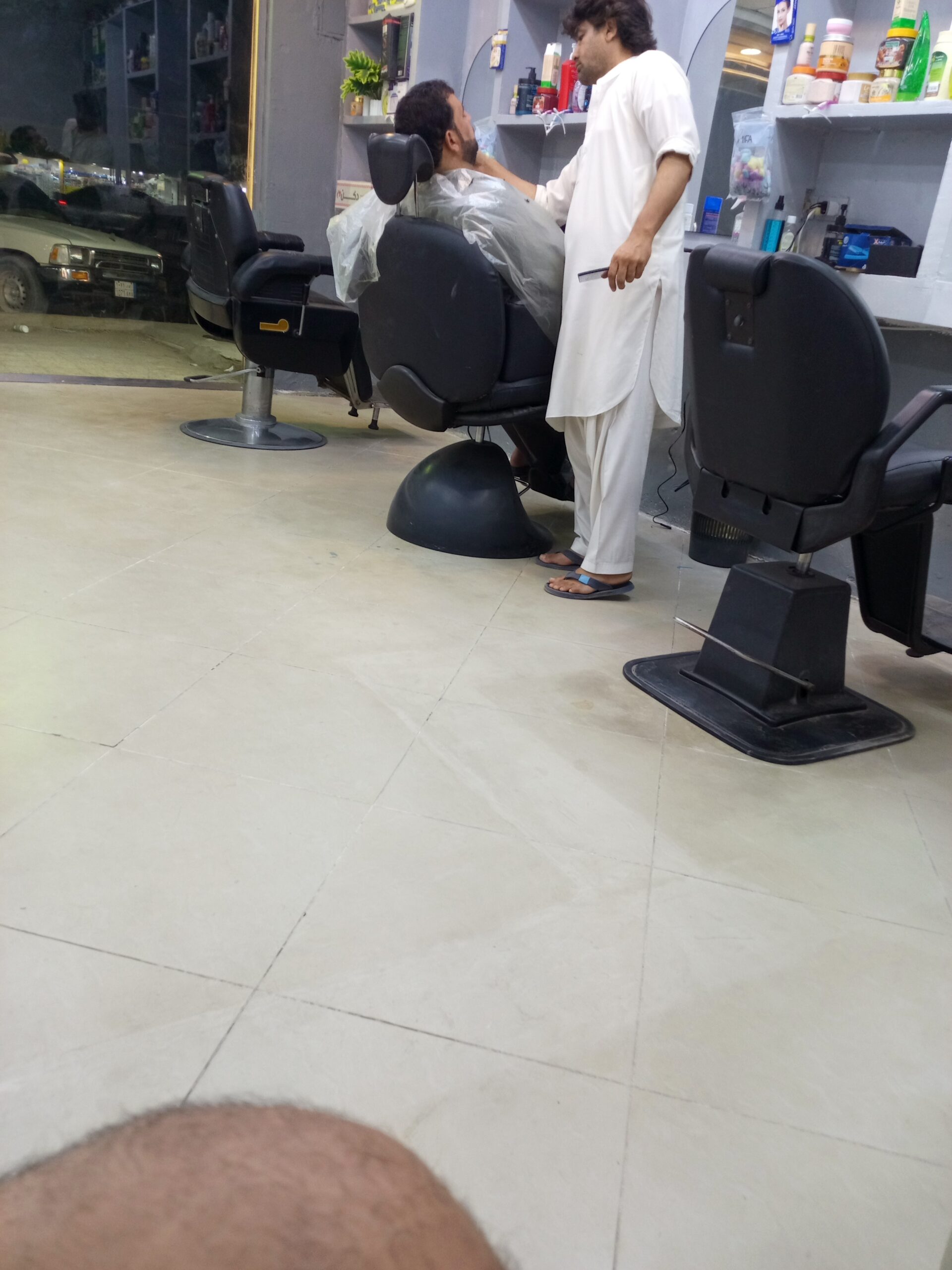 صالون حلاقه للتقبيل