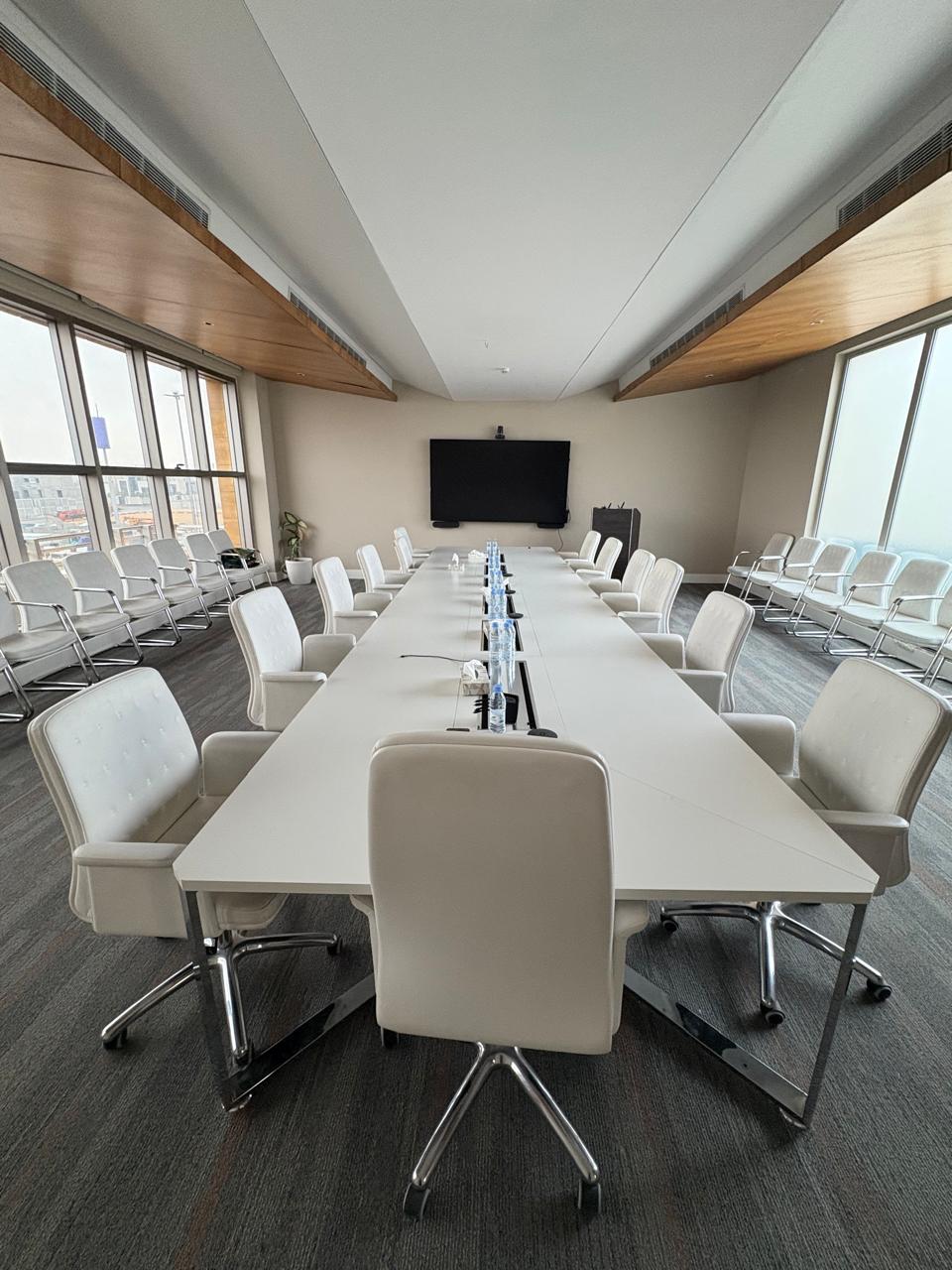 أثاث مكتبي للتقبيل