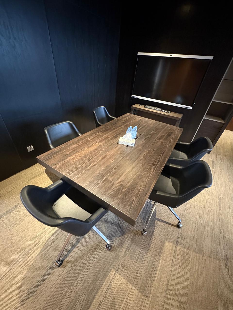 أثاث مكتبي للتقبيل