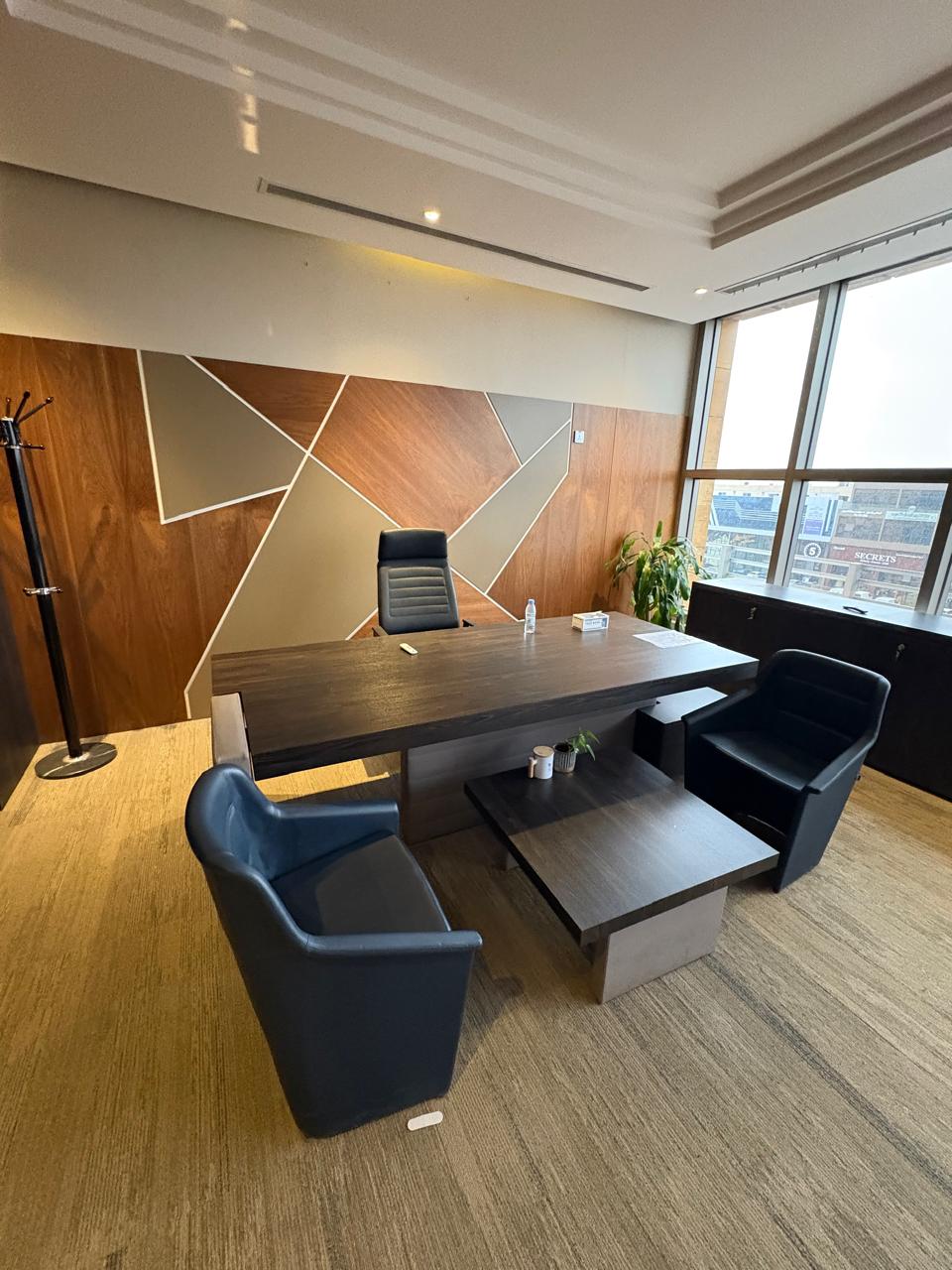 أثاث مكتبي للتقبيل