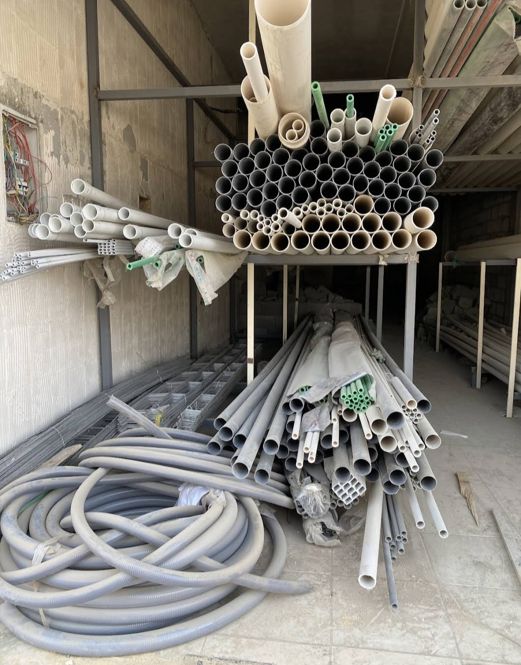 للتقبيل محل بيع مواد السباكة والكهرباء والادوات الصحية