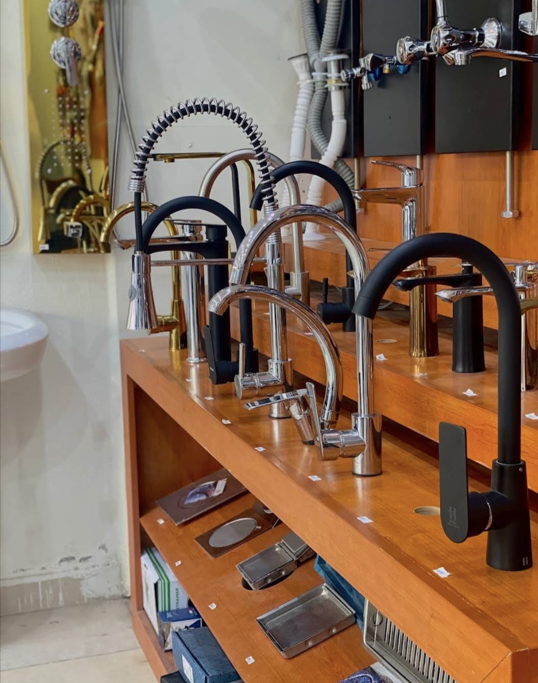 للتقبيل محل بيع مواد السباكة والكهرباء والادوات الصحية