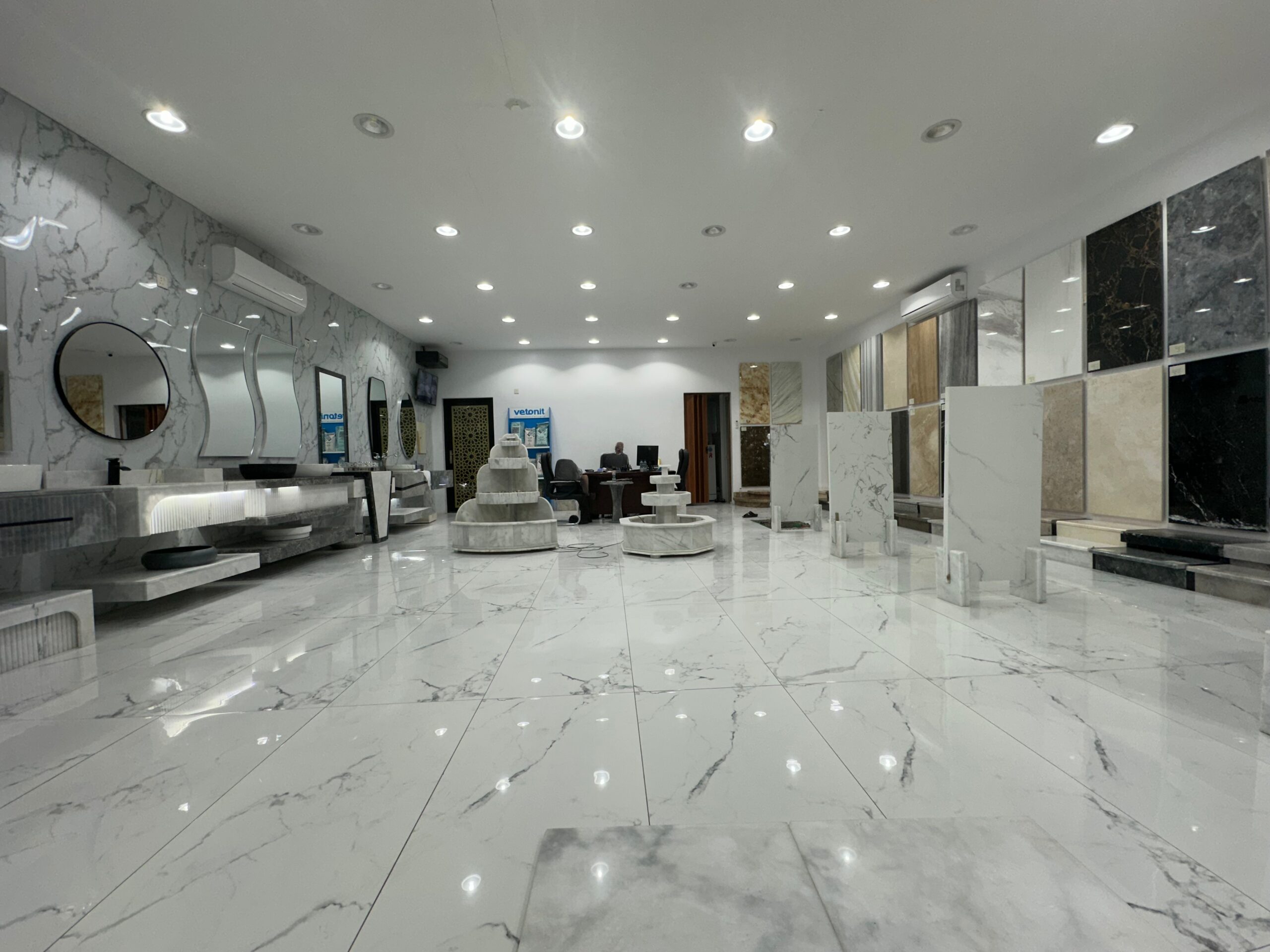 صالة عرض رخام مع مستودع خلفي للتخزين ومناشر للقص والتفصيل